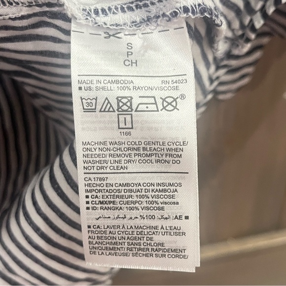 Old Navy ⭐️ Black and White Striped Blouse - Picture 3 of 4